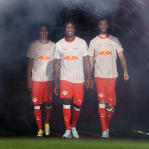 RB Leipzig 2026-27 Heimtrikot: weiterhin rot-weiß, aber mit vielen überarbeiteten Details