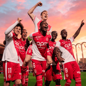Recensione della Maglia Home AS Monaco 2026-27: Ritorna l’Iconica Diagonale Rossa e Bianca – Vale la Pena Acquistare la Nuova Maglia Mizuno?