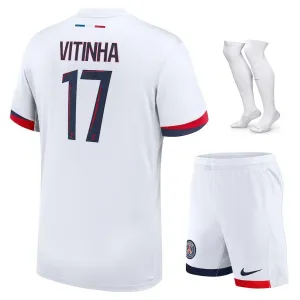 Set della kit fuori casa 2024/25 per bambini di Paris Saint - Germain indossato da Vitinha - Bianco