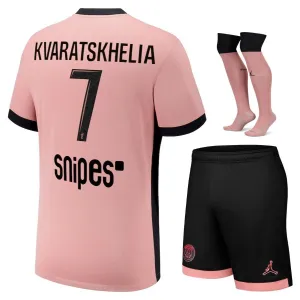 Set della terza kit per bambini di Paris Saint - Germain 2024/25 indossato da Khvicha Kvaratskhelia - Rosa