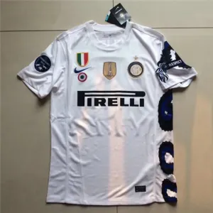Maillot d'extérieur retro de l'Inter Milan 2010/11 - blanc