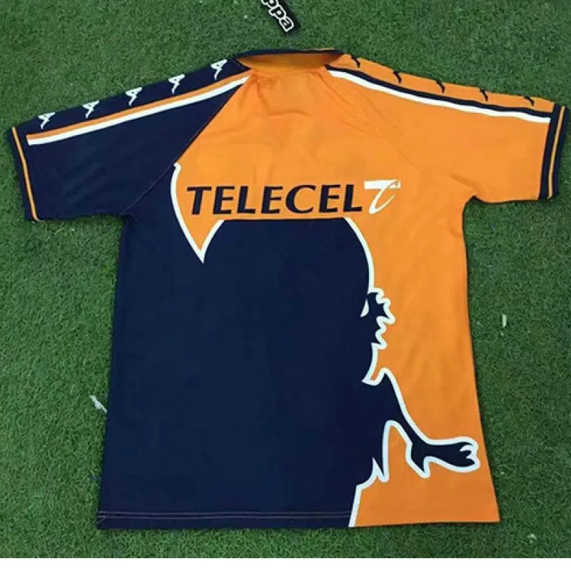 The 1997-99 away retro jersey of FC Porto - Orange