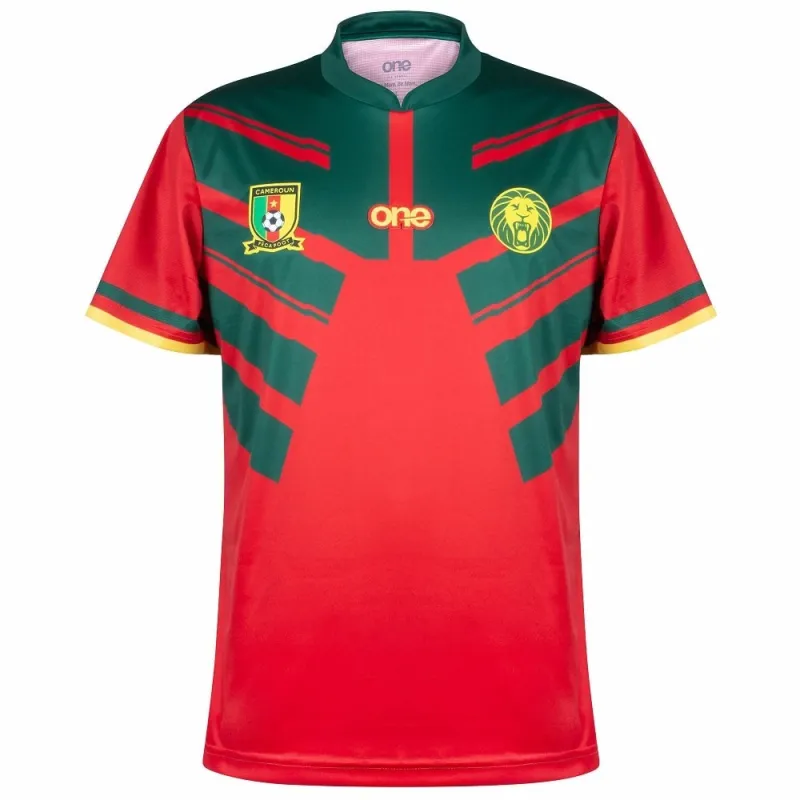 Das Trikot der camerunesischen Nationalmannschaft für die Weltmeisterschaft 2022, rot.