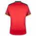 Das Trikot der camerunesischen Nationalmannschaft für die Weltmeisterschaft 2022, rot.