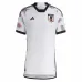 La version du joueur du maillot d'extérieur blanc de l'équipe nationale japonaise lors de la Coupe du monde 2022.
