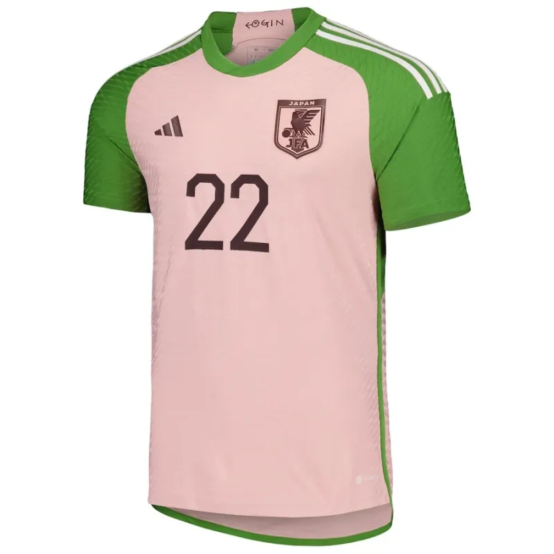 La versione speciale della maglia della nazionale giapponese in rosa per la Coppa del mondo 2022.
