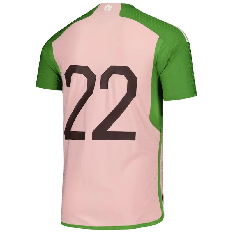La versione speciale della maglia della nazionale giapponese in rosa per la Coppa del mondo 2022.